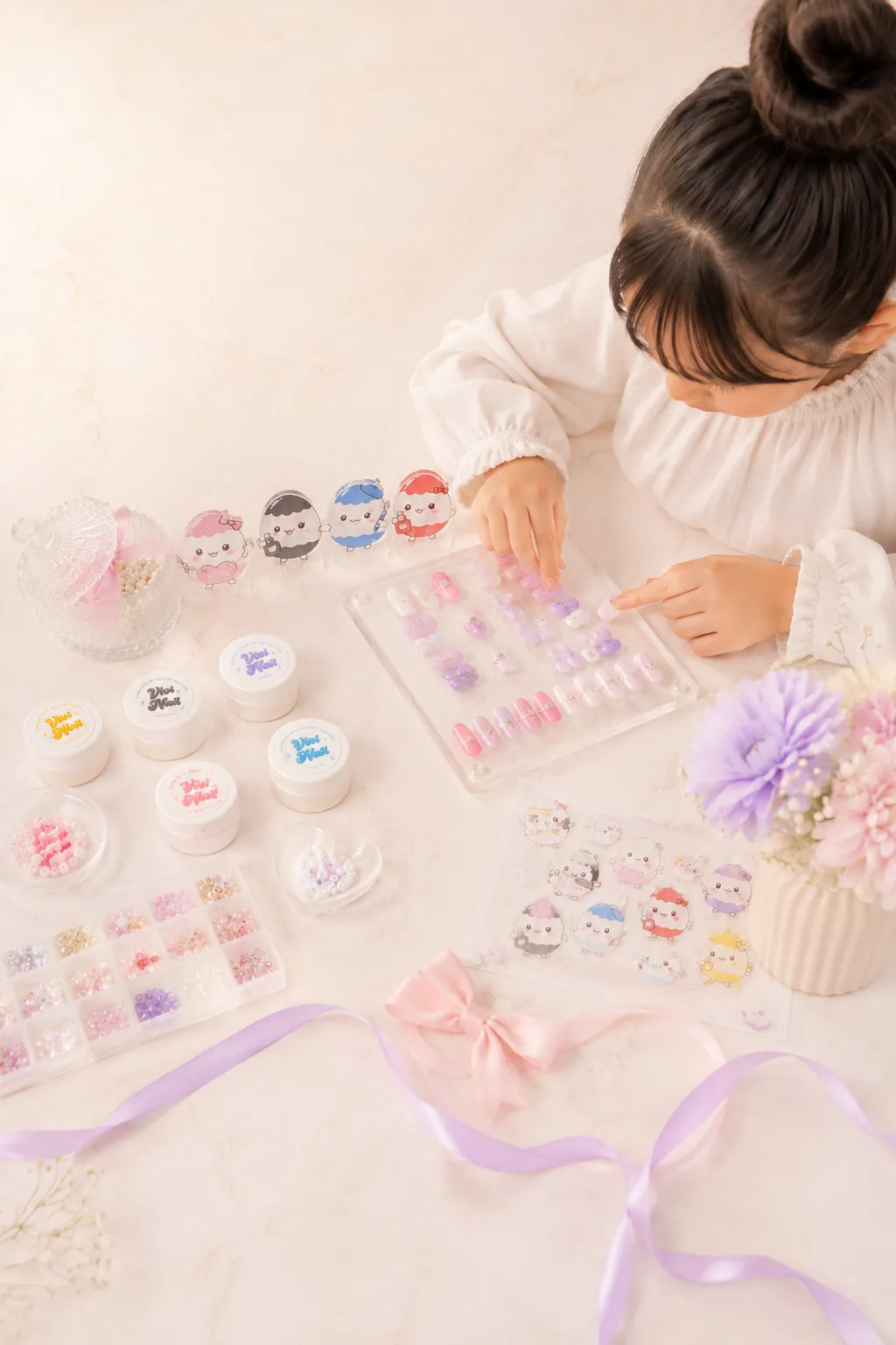 先生が子どもにネイルチップ制作を教えている様子