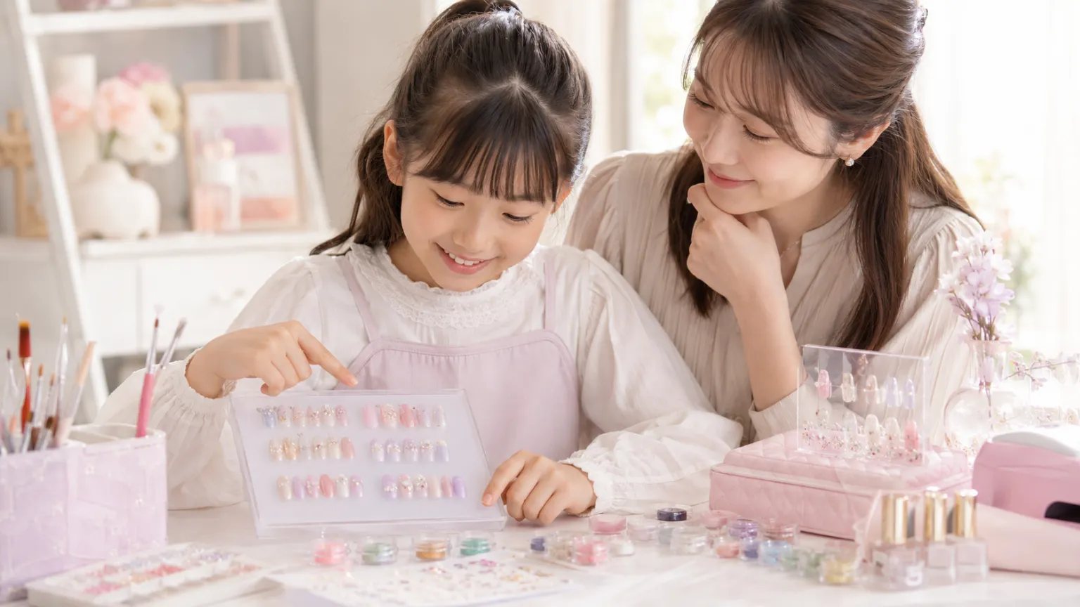 ネイルチップ制作を楽しむ親子
