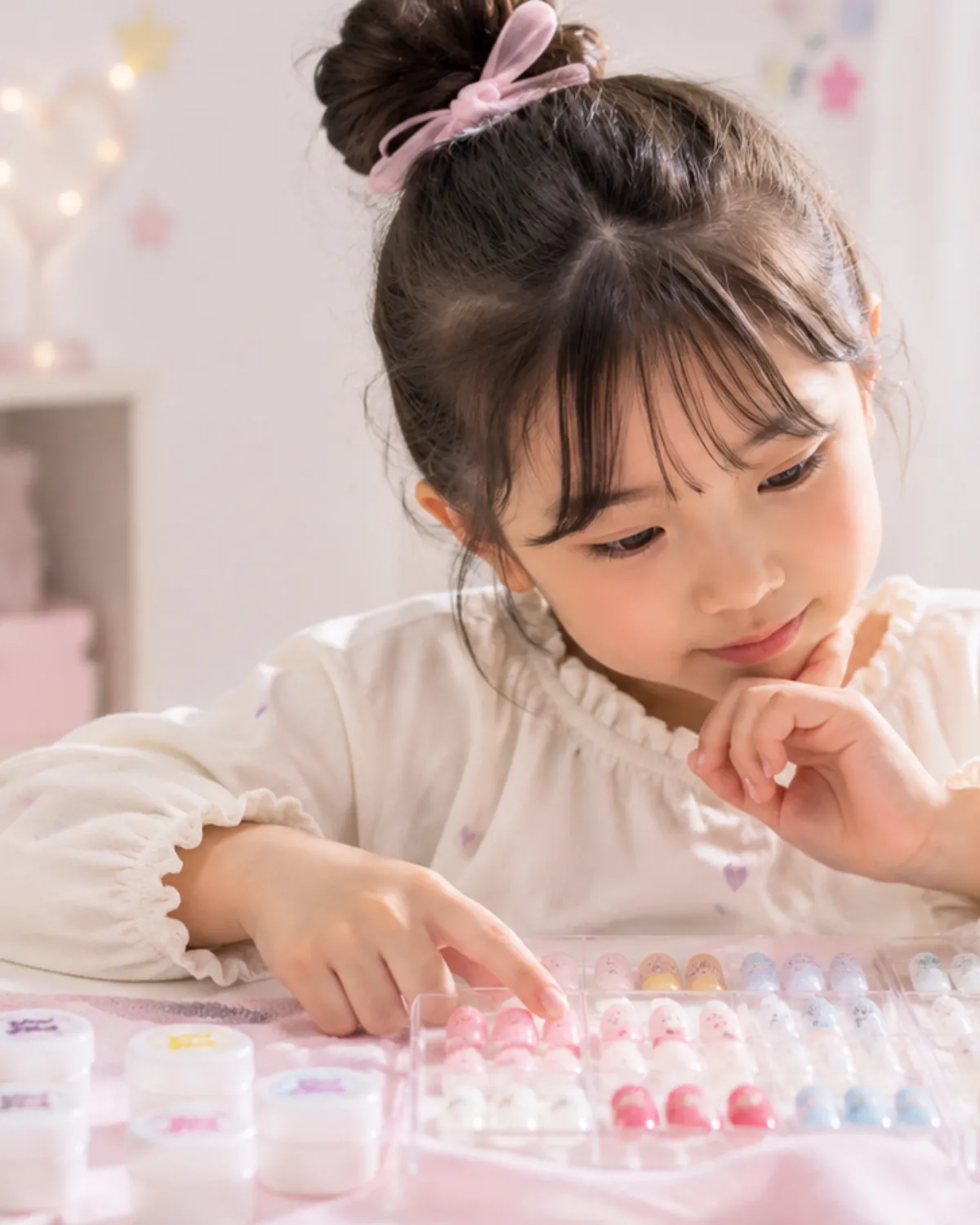 小学生がネイルチップの色やデザインを考えている様子