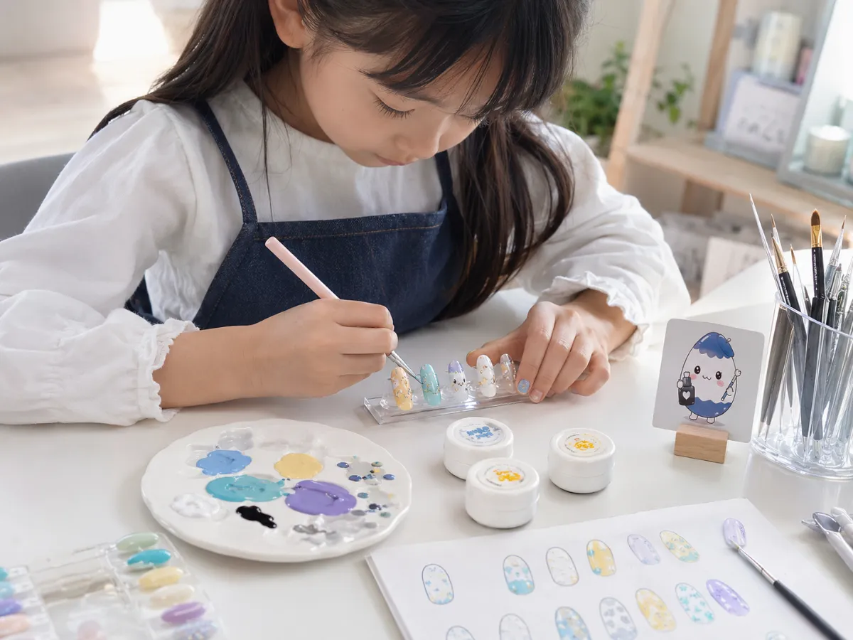 パステルカラーでネイルチップにデザインする女の子