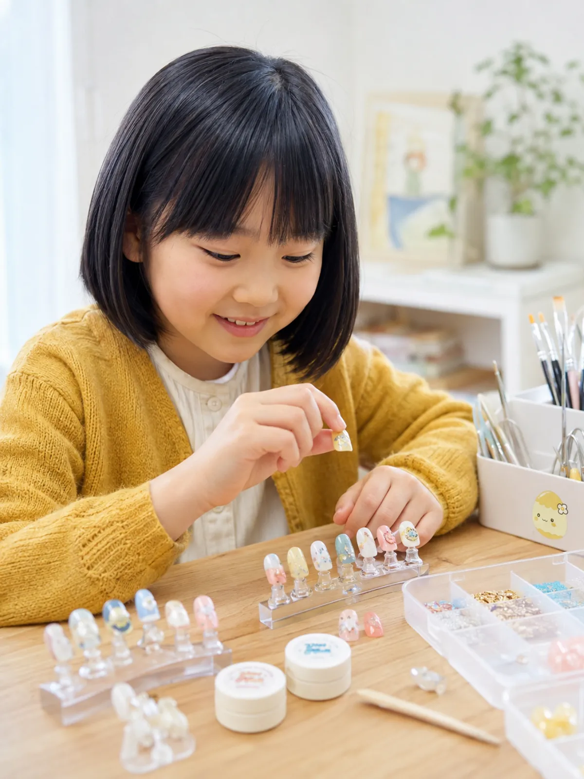 ネイルチップ制作を楽しむ小学生